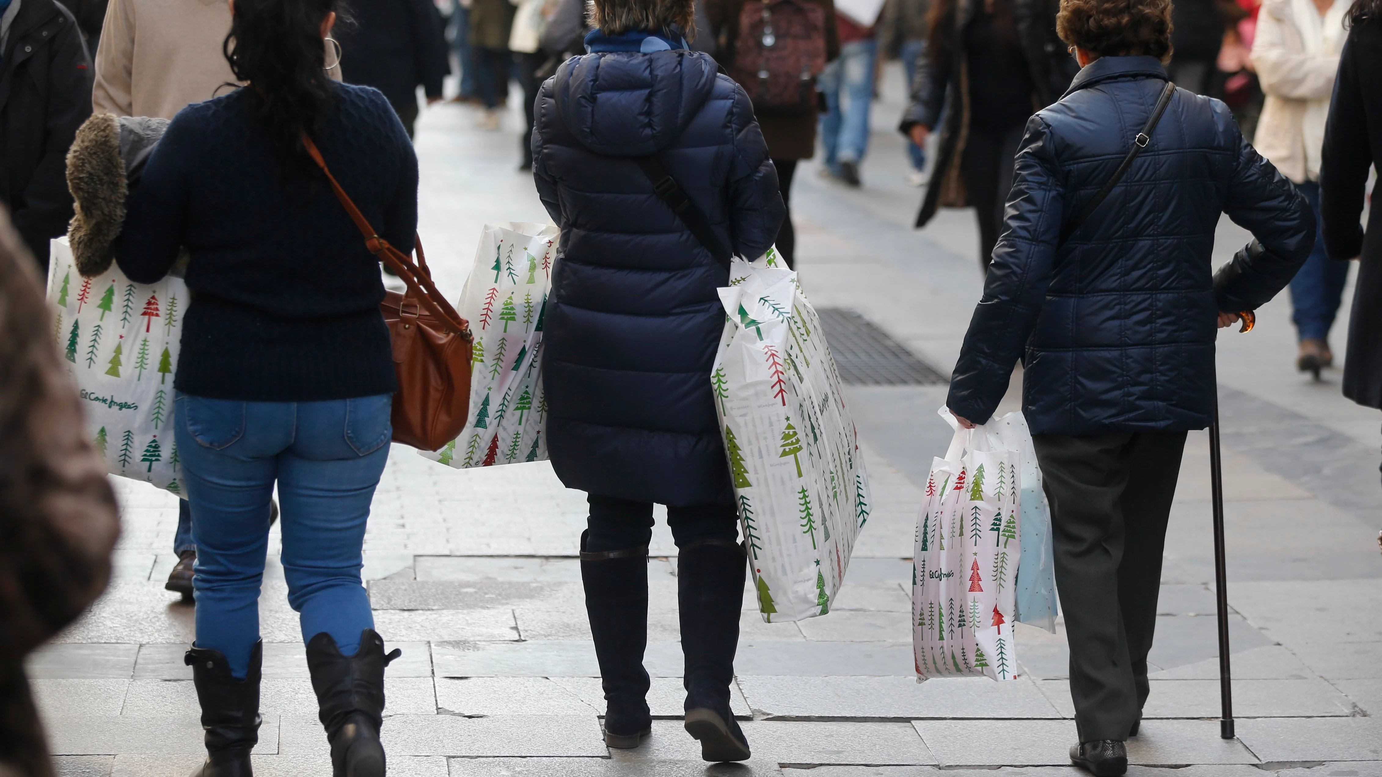 Varias mujeres tras hacer compras en la zona de la madrileña Puerta del Sol