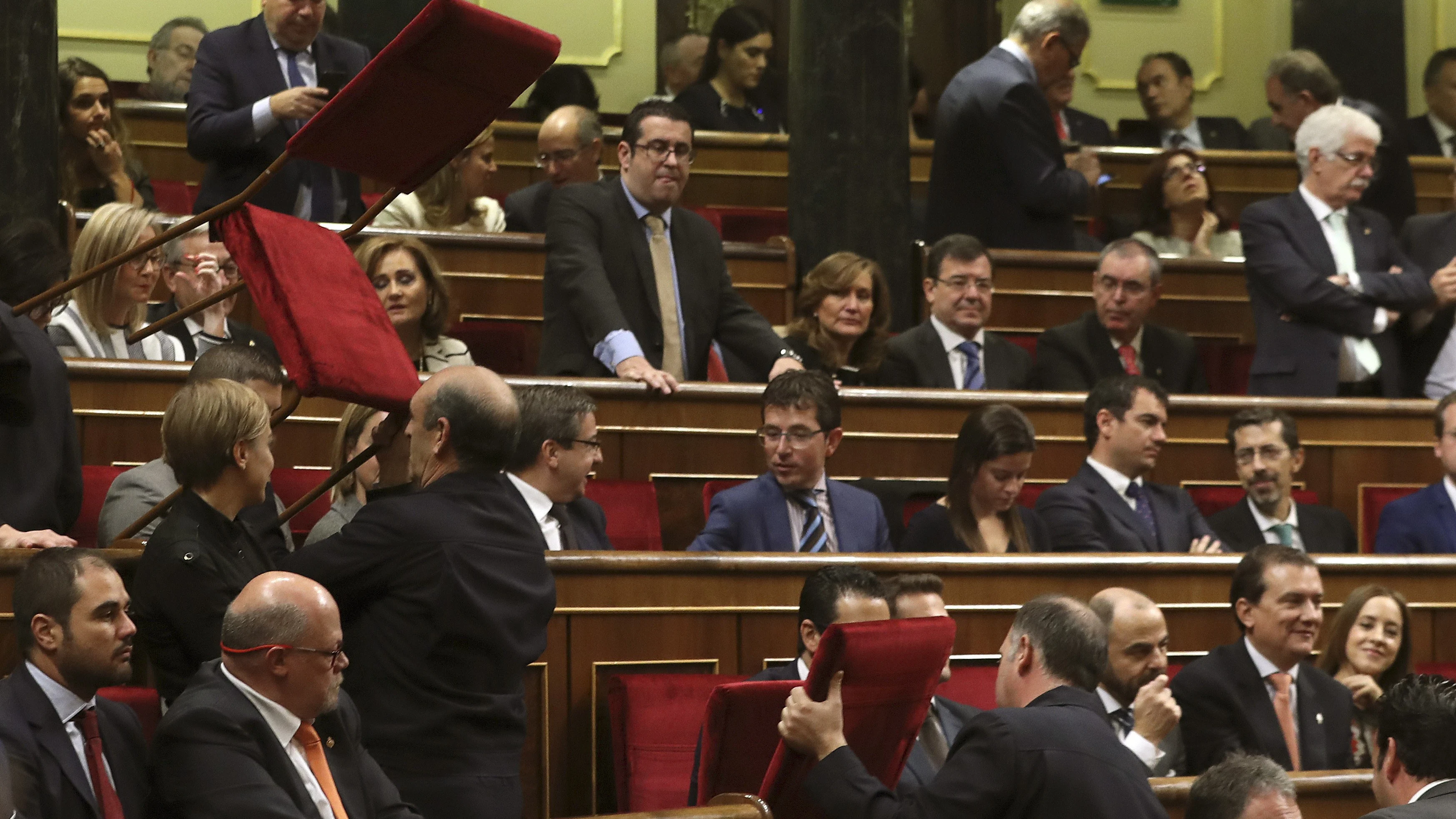 Colocan sillas en el Congreso por la falta de espacio en la apertura de legislatura
