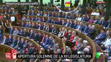 Una bandera republicana durante el discurso del rey