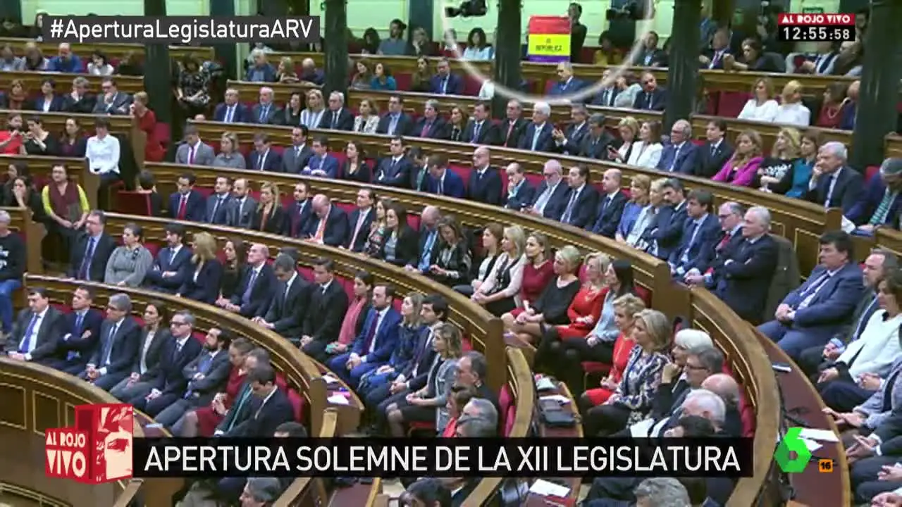 Una bandera republicana durante el discurso del rey