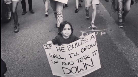 El peque&ntilde;o con su cartel protesta