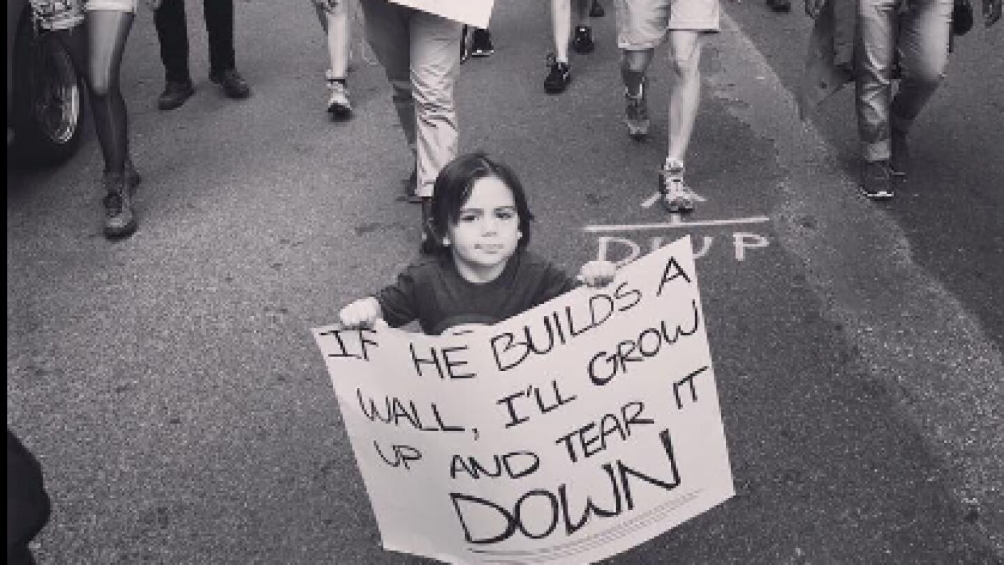 El peque&ntilde;o con su cartel protesta