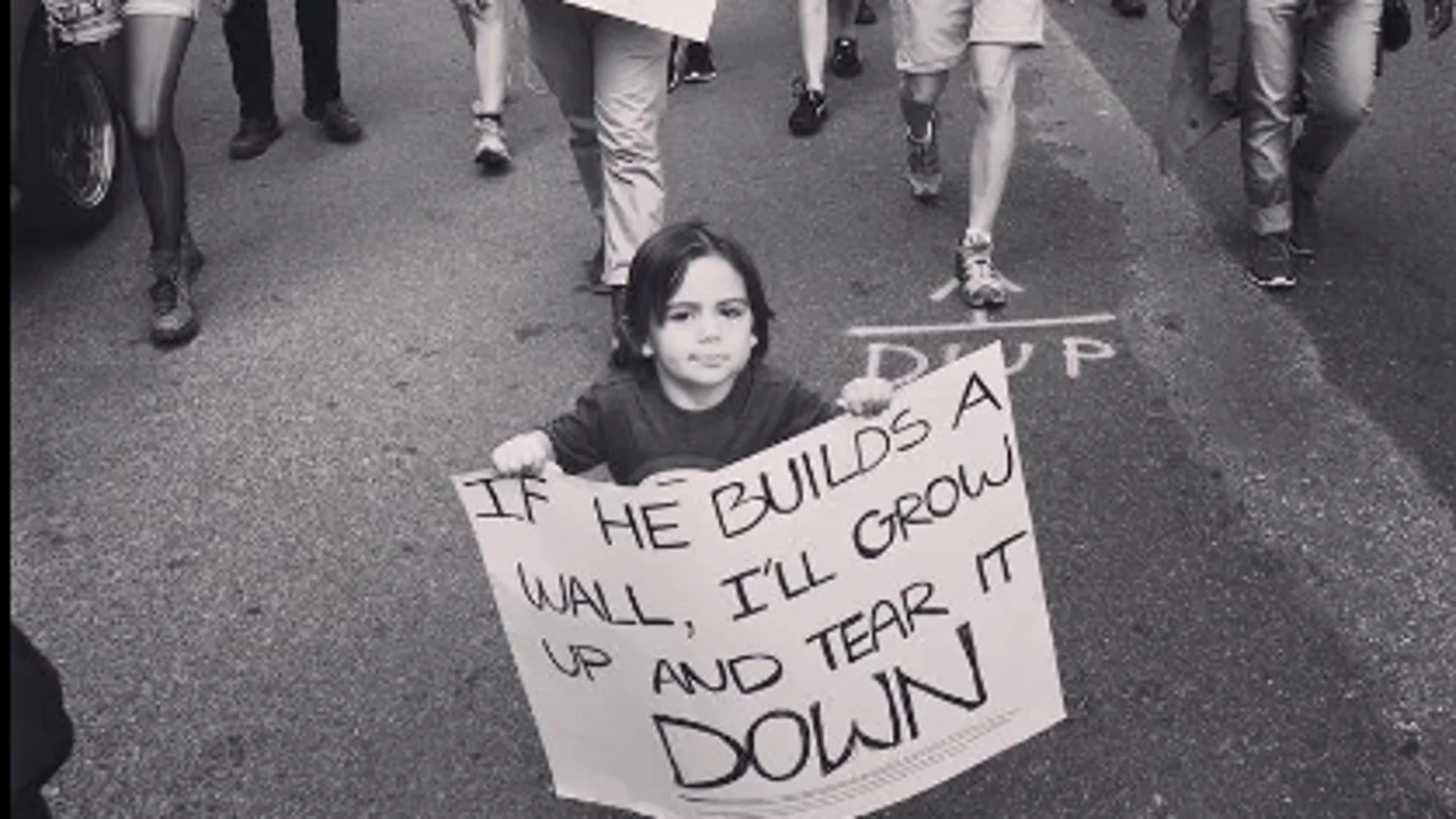 El pequeño con su cartel protesta El pequeño con su cartel protesta