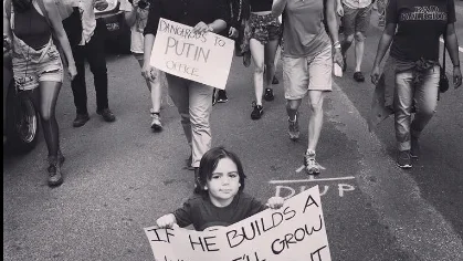 El pequeño con su cartel protesta