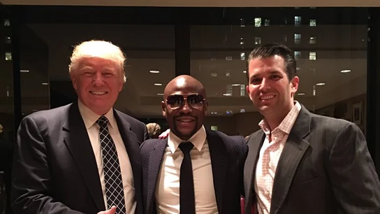 Floyd Mayweather junto a la familia Trump Floyd Mayweather junto a la familia Trump