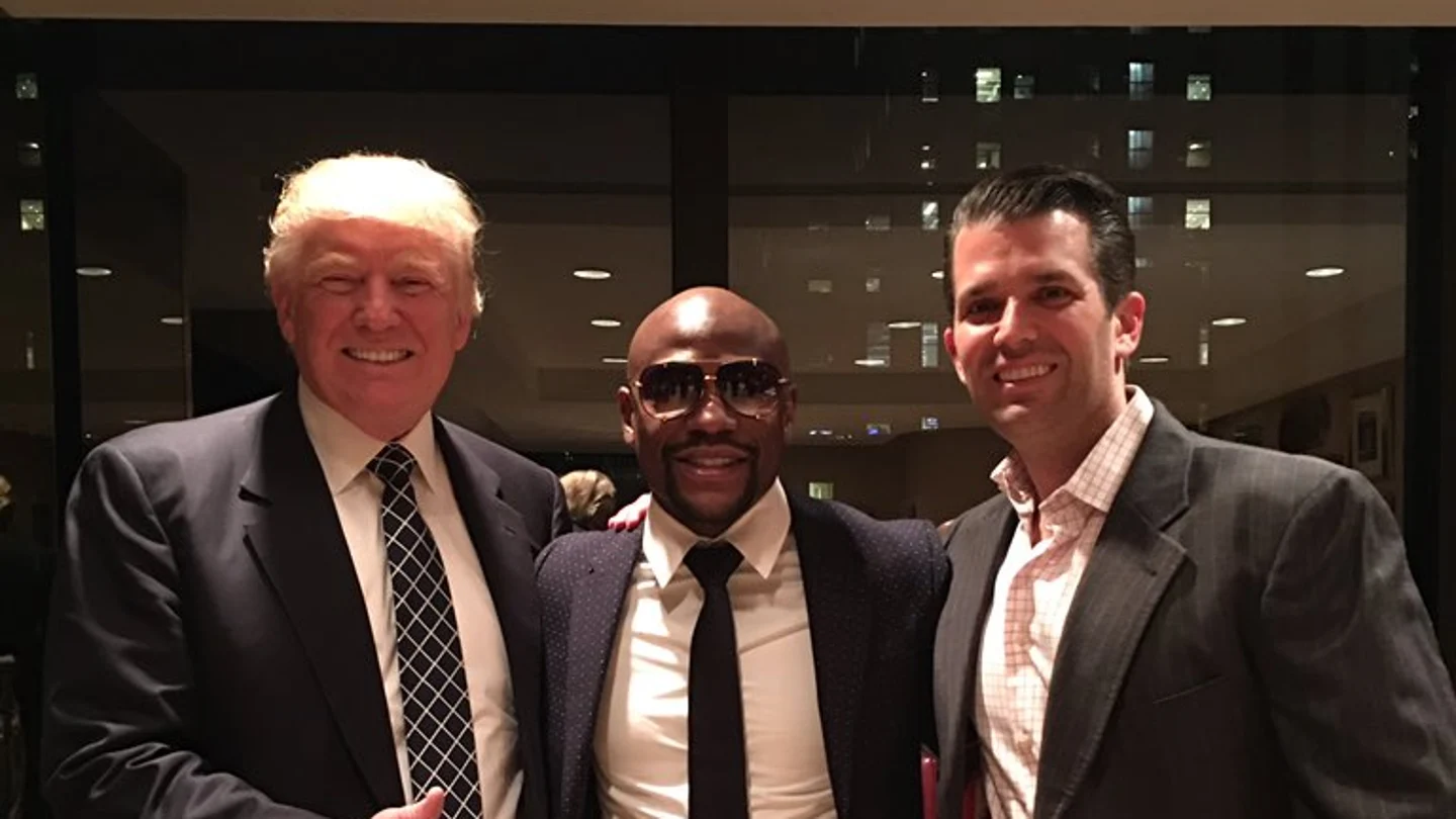 Floyd Mayweather junto a la familia Trump Floyd Mayweather junto a la familia Trump