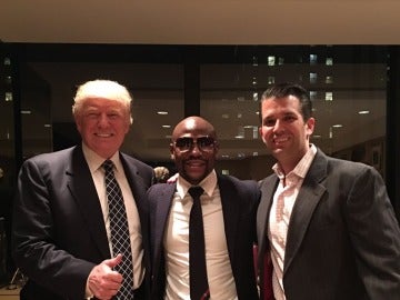 Floyd Mayweather junto a la familia Trump Floyd Mayweather junto a la familia Trump