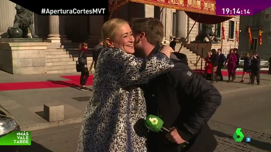 Frame 73.668719 de: Los besos de Cifuentes, el buen tiempo o 'laSexta Tarde', el lado más divertido de los políticos Frame 73.668719 de: Los besos de Cifuentes, el buen tiempo o 'laSexta Tarde', el lado más divertido de los políticos