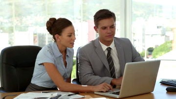 Pareja trabajando en la oficina