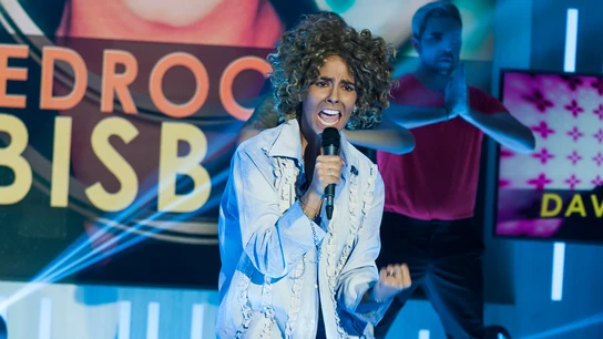 Cristina Pedroche “riza el rizo” imitando a David Bisbal Cristina Pedroche “riza el rizo” imitando a David Bisbal
