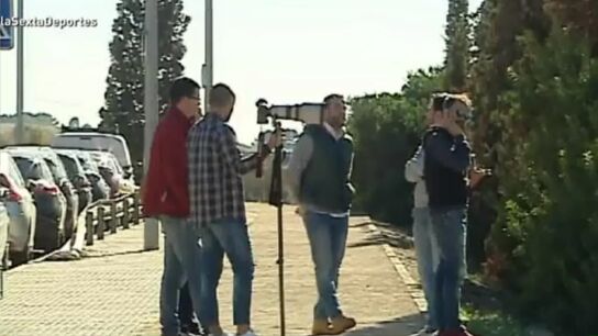 La prensa esperando en las afueras de la Ciudad deportiva del Valencia