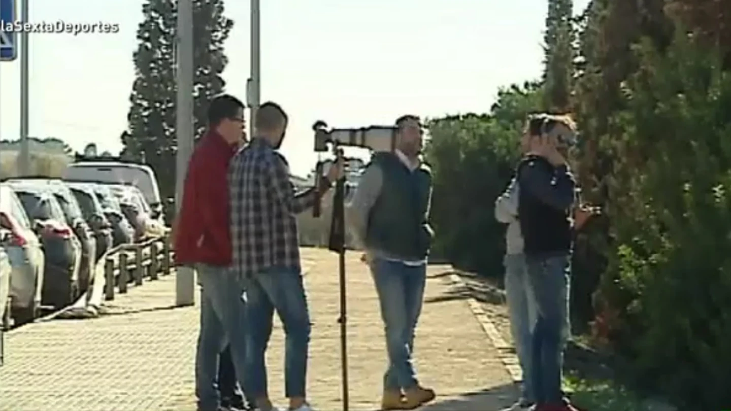 La prensa esperando en las afueras de la Ciudad deportiva del Valencia La prensa esperando en las afueras de la Ciudad deportiva del Valencia