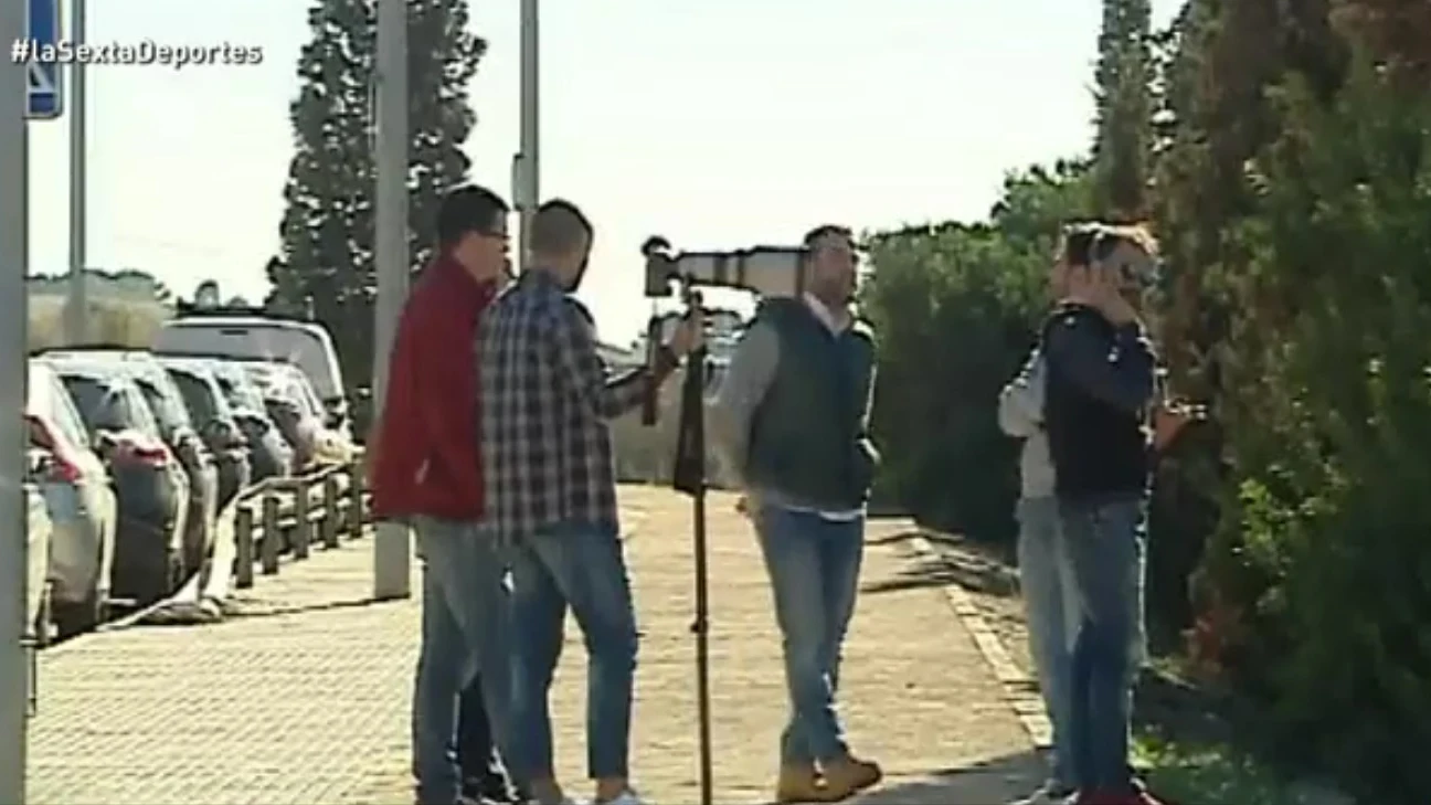 La prensa esperando en las afueras de la Ciudad deportiva del Valencia