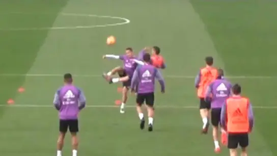 Entradón de Cristiano Ronaldo a Lucas Vázquez Entradón de Cristiano Ronaldo a Lucas Vázquez