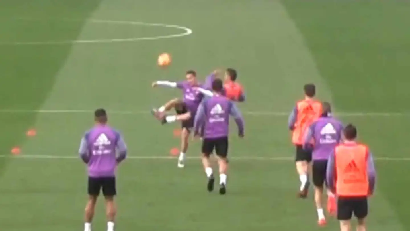 Entradón de Cristiano Ronaldo a Lucas Vázquez Entradón de Cristiano Ronaldo a Lucas Vázquez