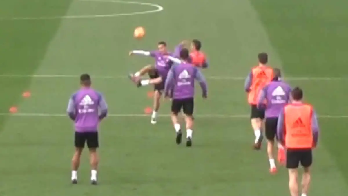Entradón de Cristiano Ronaldo a Lucas Vázquez