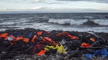 Vista de chalecos salvavidas y restos de lanchas neumáticas