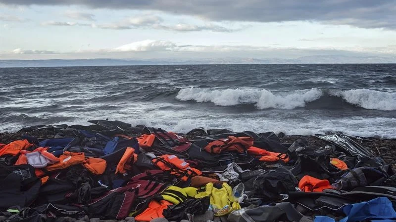 Vista de chalecos salvavidas y restos de lanchas neumáticas