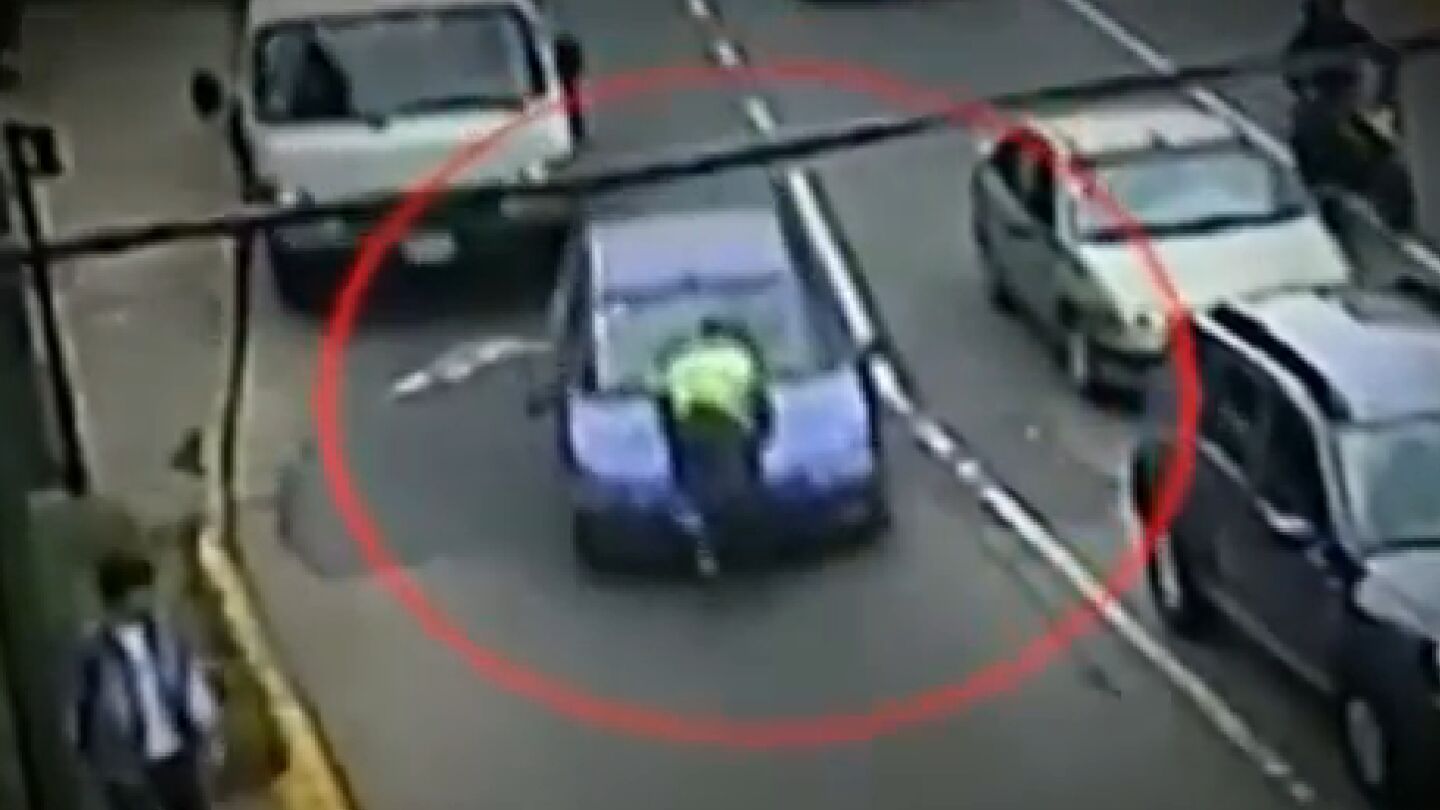 Captura del v&iacute;deo en el que aparece una mujer atropellando a u