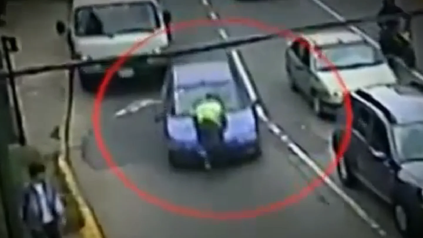 Captura del vídeo en el que aparece una mujer atropellando a un agente de tráfico en Argentina Captura del vídeo en el que aparece una mujer atropellando a u