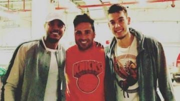 Bustamante junto a Carmelo Anthony y Willy Hernangómez