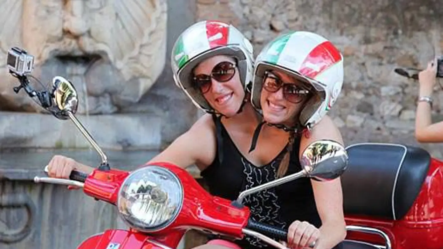 Abigail and Brittany Hensel en una moto Abigail and Brittany Hensel en una moto