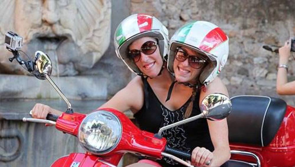 Abigail and Brittany Hensel en una moto