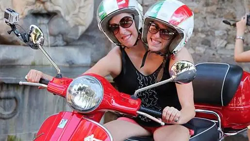 Abigail and Brittany Hensel en una moto