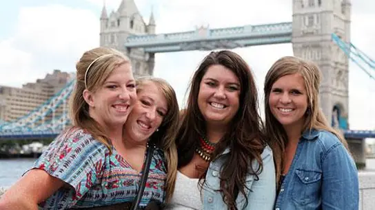 Abigail and Brittany Hensel con dos amigas Abigail and Brittany Hensel con dos amigas