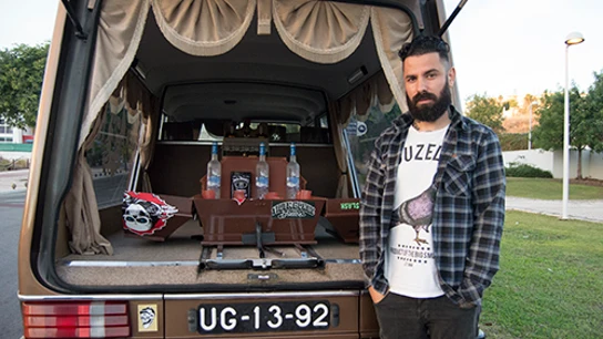 El coche fúnebre que se ha convertido en todo un reclamo turístico El coche fúnebre que se ha convertido en todo un reclamo turístico