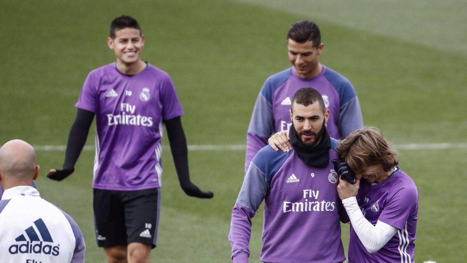 Benzema y Modric bromean durante el entrenamiento en Valdebebas