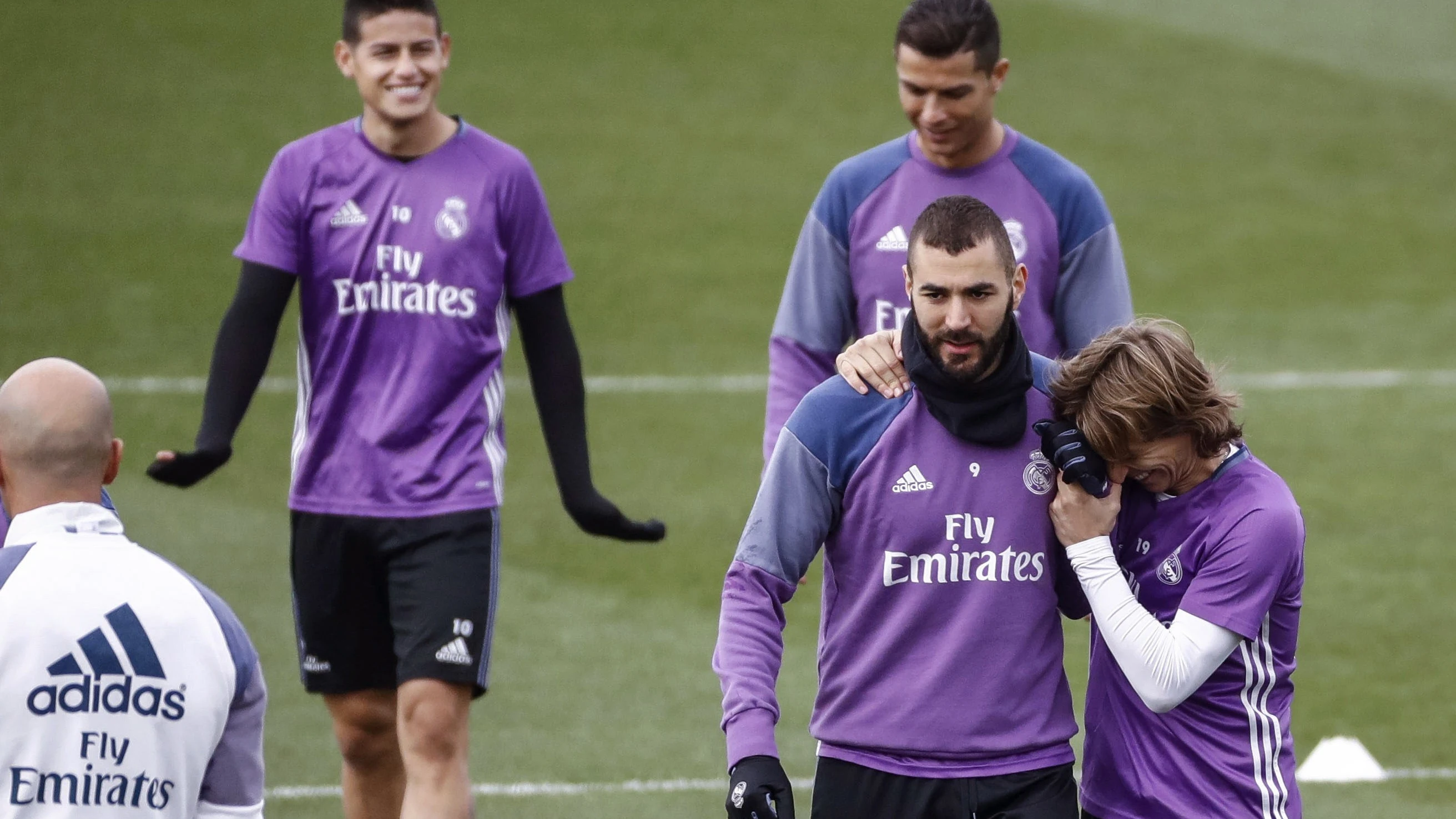 Benzema y Modric bromean durante el entrenamiento en Valdebebas