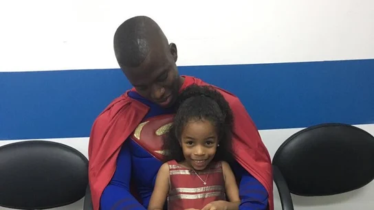 Enner Valencia se viste de Superman para visitar a unos niños con cáncer Enner Valencia se viste de Superman para visitar a unos niños con cáncer