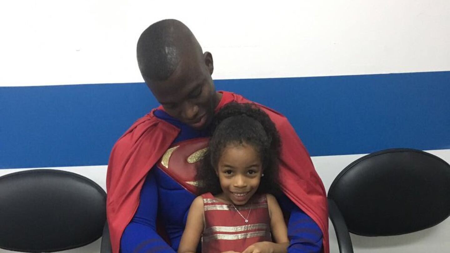Enner Valencia se viste de Superman para visitar a unos ni&ntilde;os con c&aacute;ncer