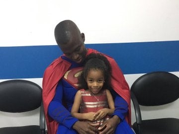 Enner Valencia se viste de Superman para visitar a unos niños con cáncer Enner Valencia se viste de Superman para visitar a unos niños con cáncer