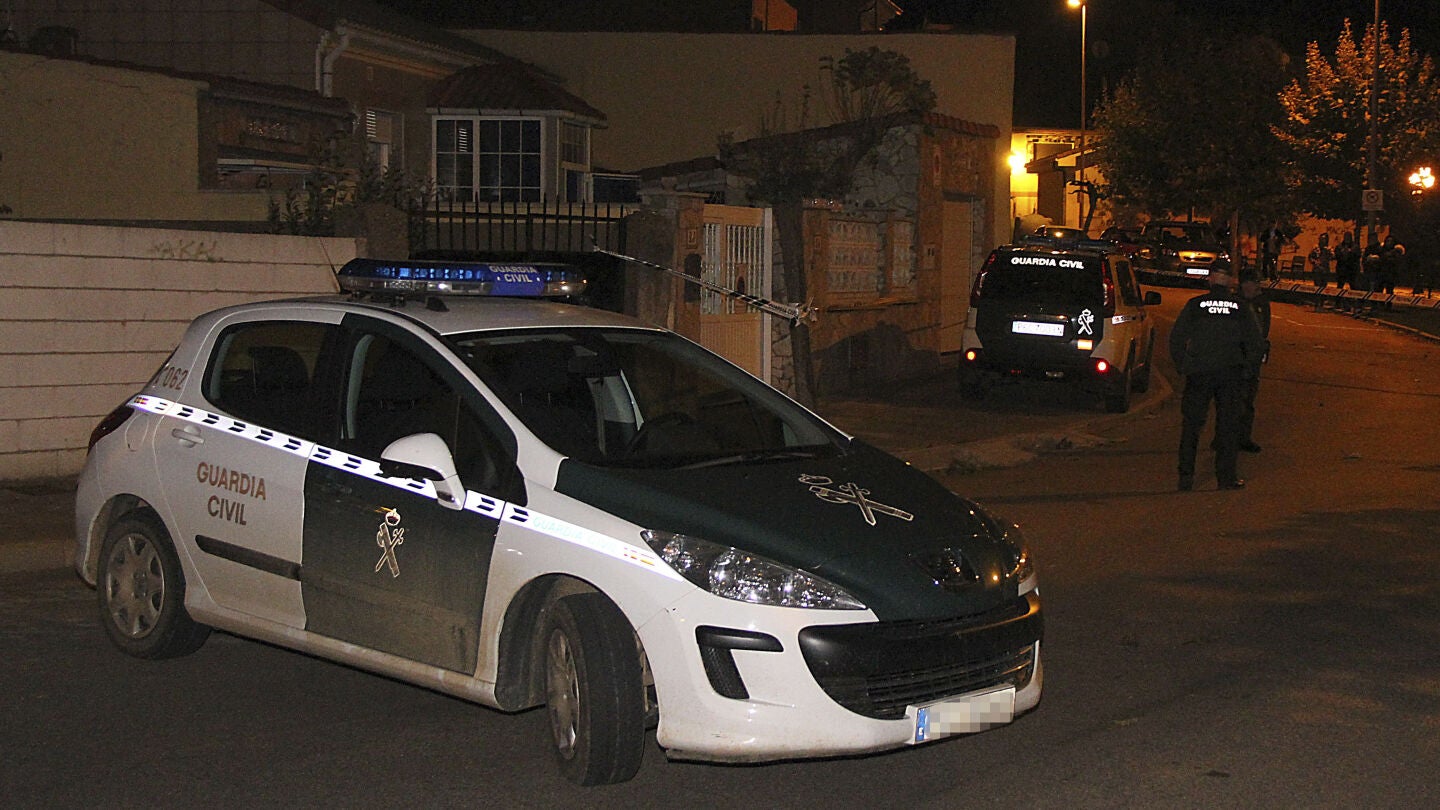 Un coche de la Guardia Civil junto a la vivienda donde se encontraron los cuerpos