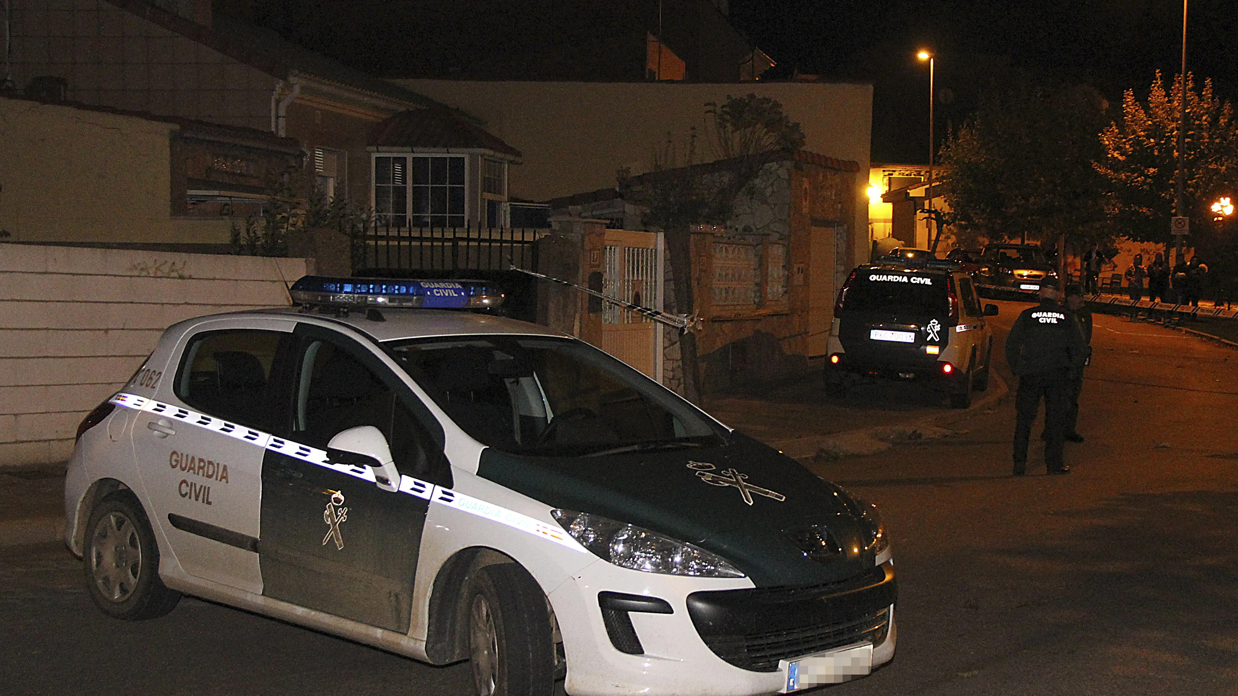 Un coche de la Guardia Civil junto a la vivienda donde se encontraron los cuerpos