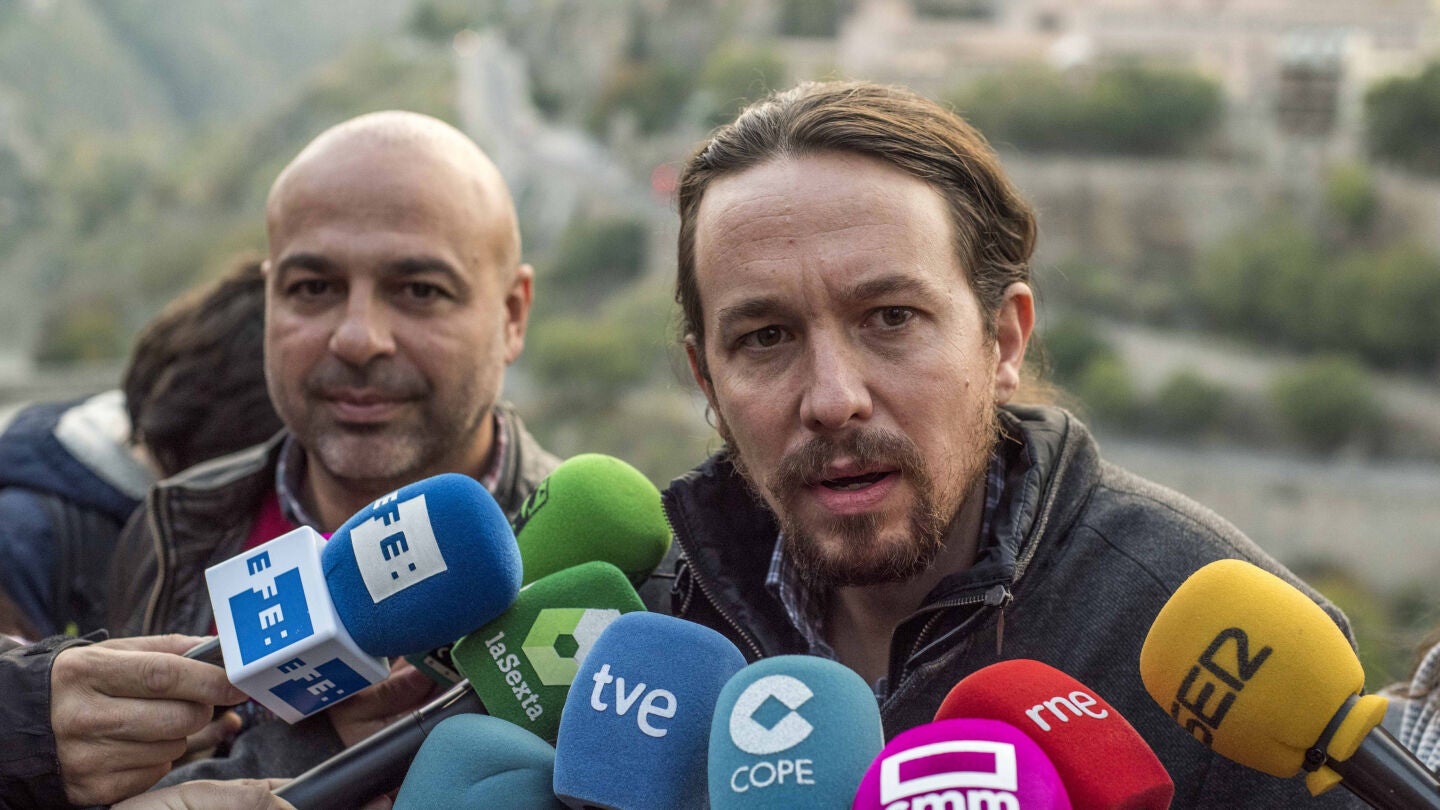 El l&iacute;der de Podemos, Pablo Iglesias, junto al secretario general del partido en Castilla-La Mancha, Jos&eacute; Garc&iacute;a Molina