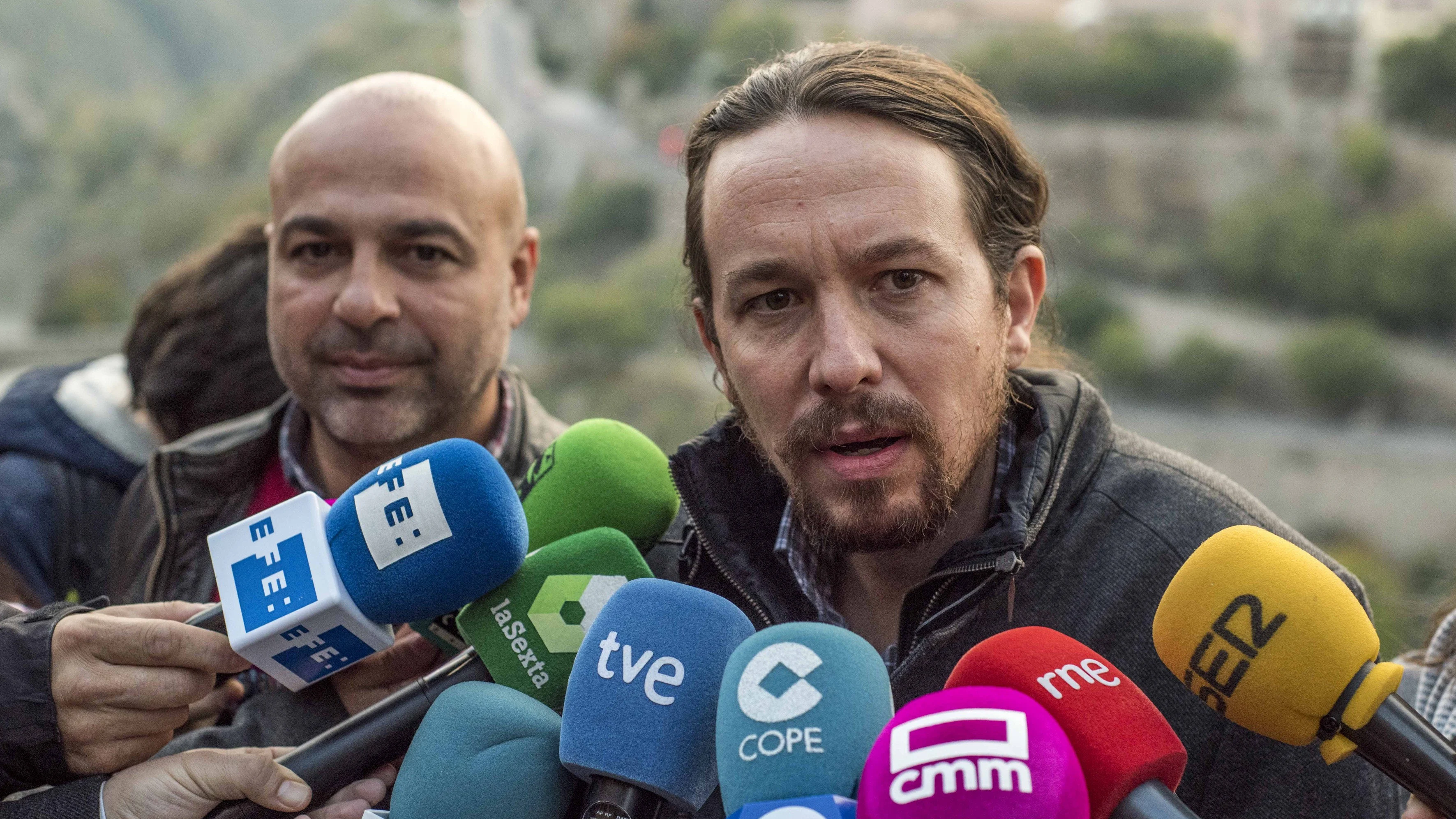 El l&iacute;der de Podemos, Pablo Iglesias, junto al secretario general del partido en Castilla-La Mancha, Jos&eacute; Garc&iacute;a Molina