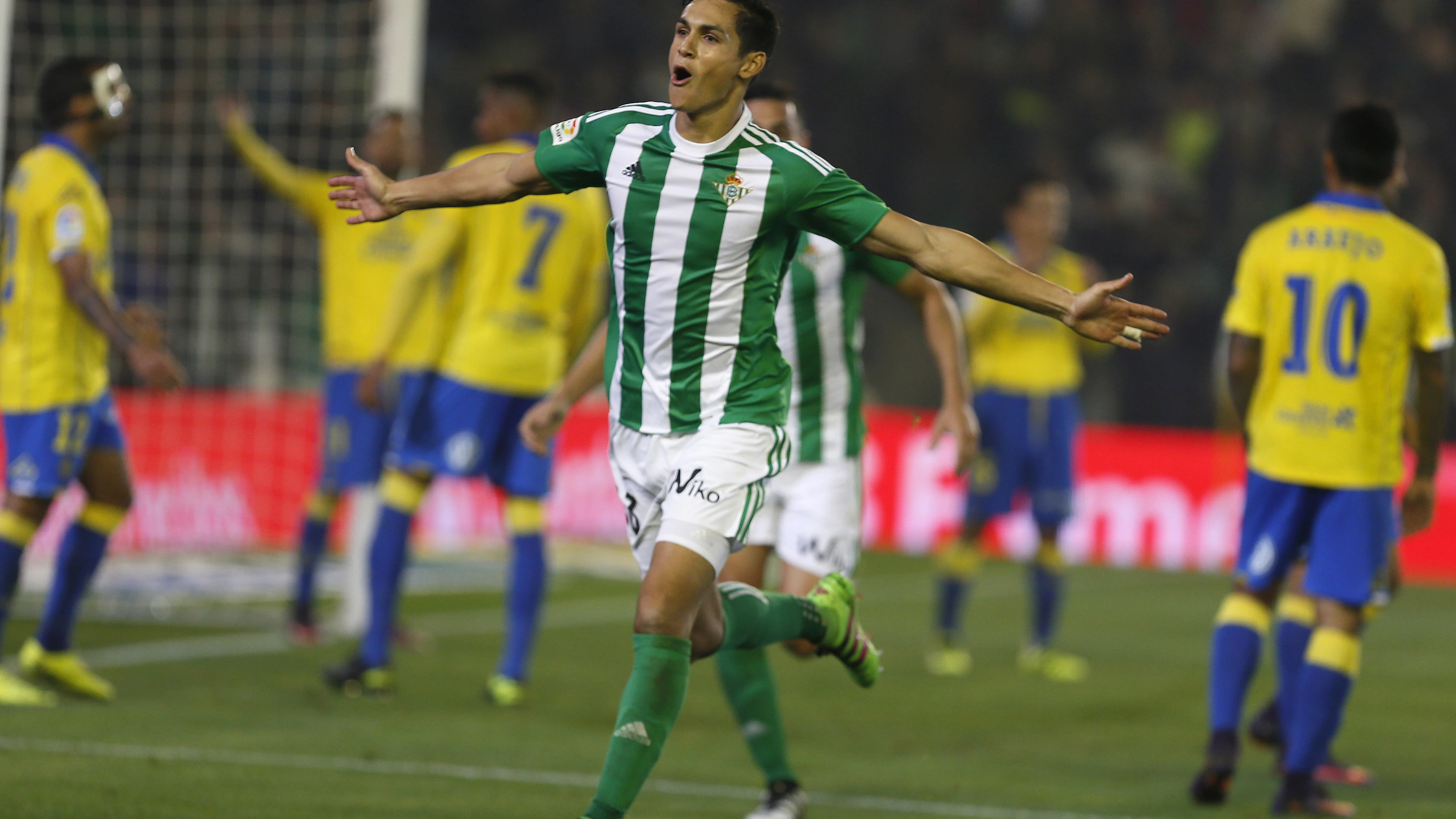 El defensa del Betis, Aissa Mandi, celebra su gol El defensa del Betis, Aissa Mandi, celebra su gol