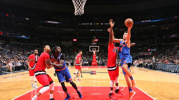Willy Hernang&oacute;mez lanza a canasta ante los Wizards