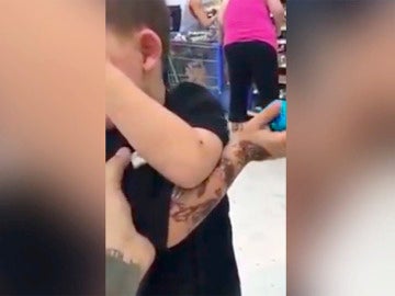 El niño devuelve la chocolatina robada El niño devuelve la chocolatina robada