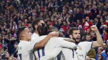 Los jugadores del Real Madrid celebran el primer gol del equipo frente al Atlético de Madrid