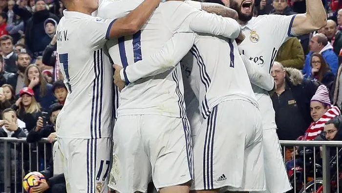 Los jugadores del Real Madrid celebran el primer gol del equipo frente al Atlético de Madrid