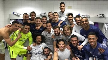 Los jugadores del Real Madrid celebran el triunfo 