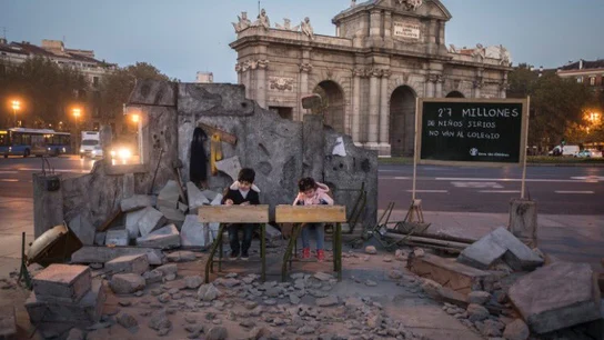 Save the Children recrea una escuela siria destruida en plena Puerta de Alcalá Save the Children recrea una escuela siria destruida en plena Puerta de Alcalá