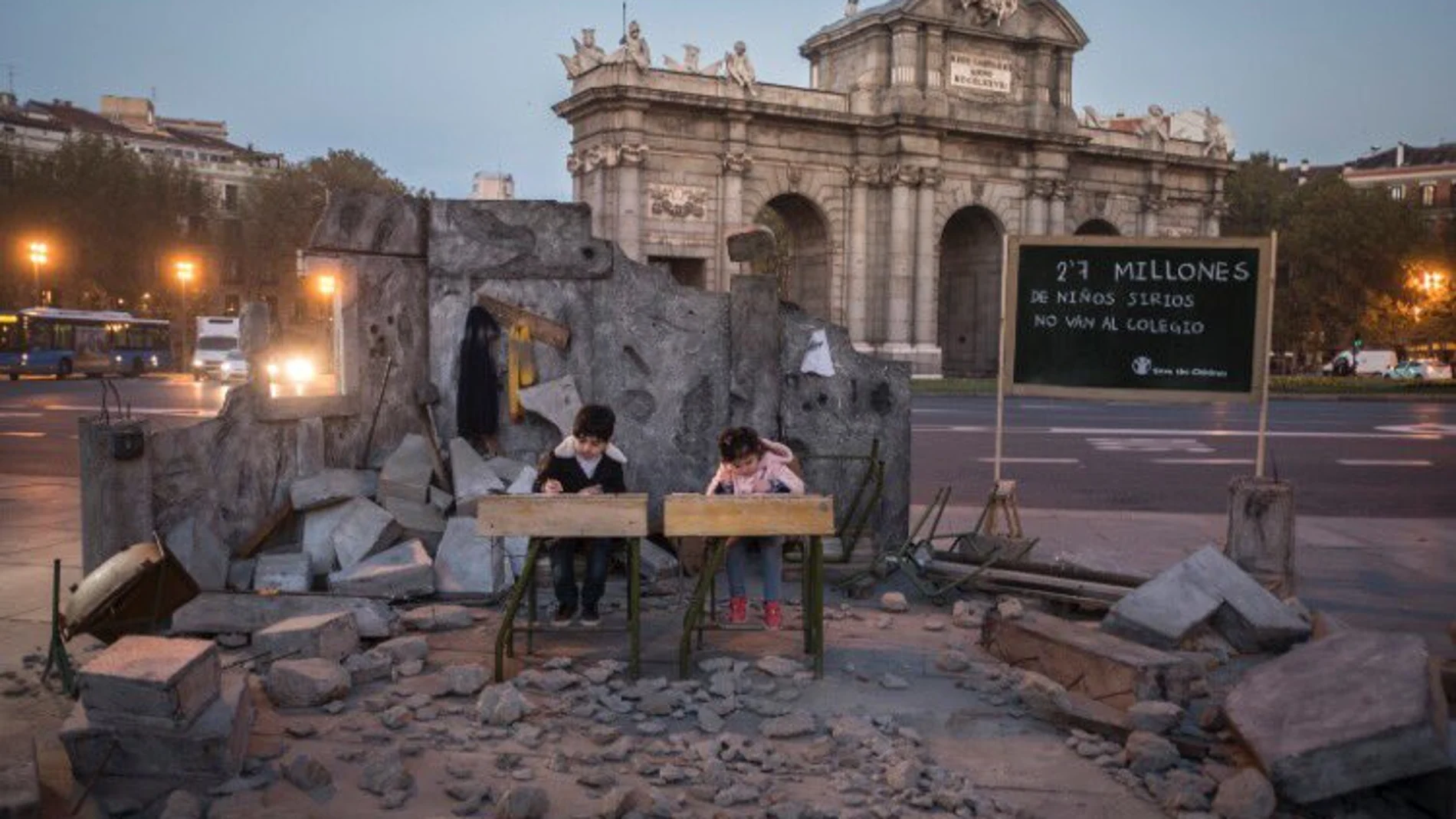 Save the Children recrea una escuela siria destruida en plena Puerta de Alcalá