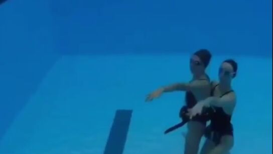 El equipo de nataci&oacute;n sincronizada realiza un 'Mannequin Challenge' 