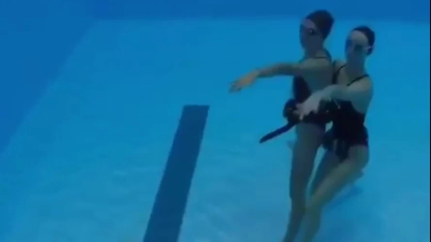 El equipo de natación sincronizada realiza un 'Mannequin Challenge' 