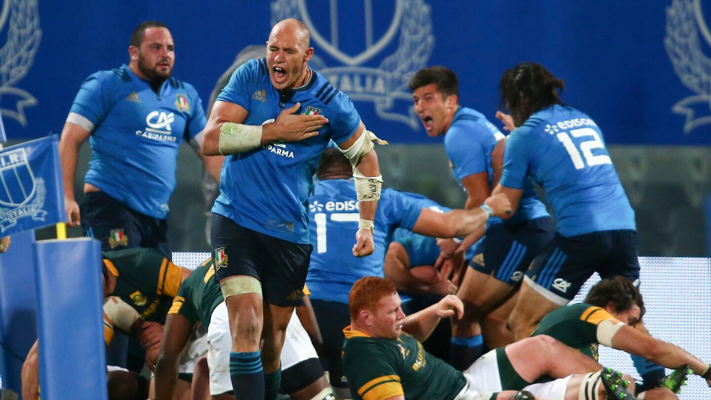 Sergio Parisse celebra un ensayo ante Sud&aacute;frica